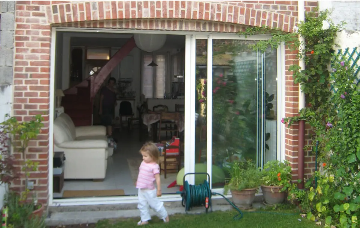 Ma fille Céleste devant la fameuse baie vitrée, mais sans les post-its.